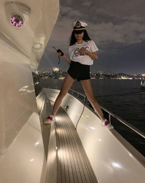 Bahar Candan bir skandala daha imza attı! Üstsüz fotoğrafı olay oldu - Resim: 4