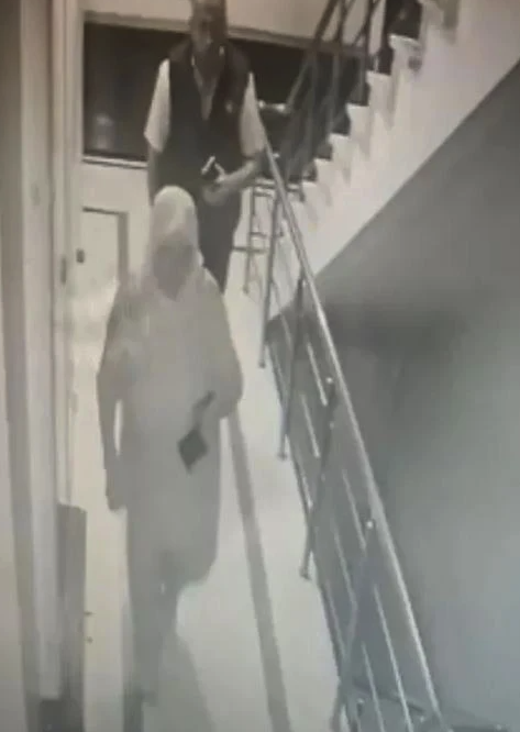 "Polisim" diyen dolandırıcıya servetini kaptırdı! 38 burma bilezik, 12 altın zincir ve binlerce Euro uçtu gitti - Resim: 0