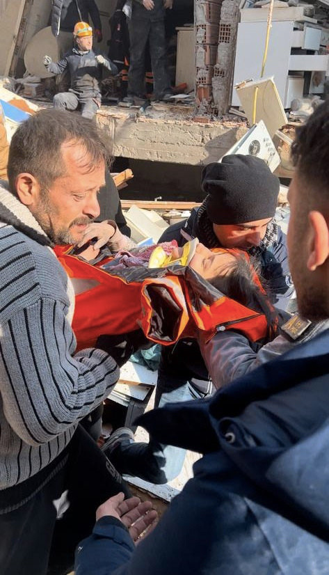 Kızı 30 saat sonra enkazdan çıktı babası sevinçten ağladı! Yanındayım, korkma... - Resim: 0