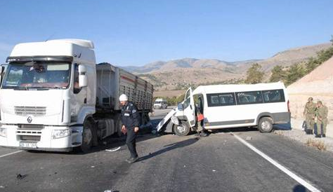 Öğrenci servisi kamyonun altına girdi - Resim: 1