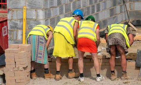 İnşaat işçilerine şort yasaklandı artık mini etekle çalışıyorlar - Resim: 3