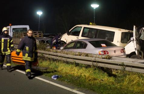 Zincirleme kazada 52 araç birbirine girdi - Resim: 3