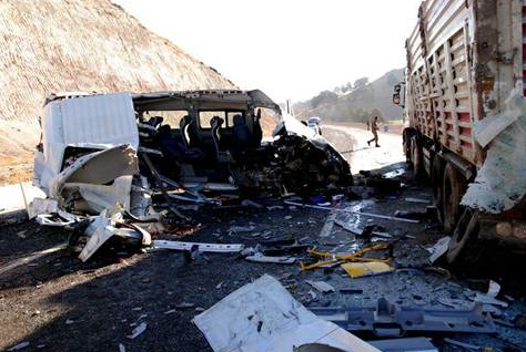 Öğrenci servisi kamyonun altına girdi - Resim: 3