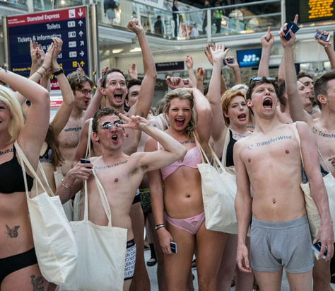 Bankaların kesintilerine çıplak protesto - Resim: 3
