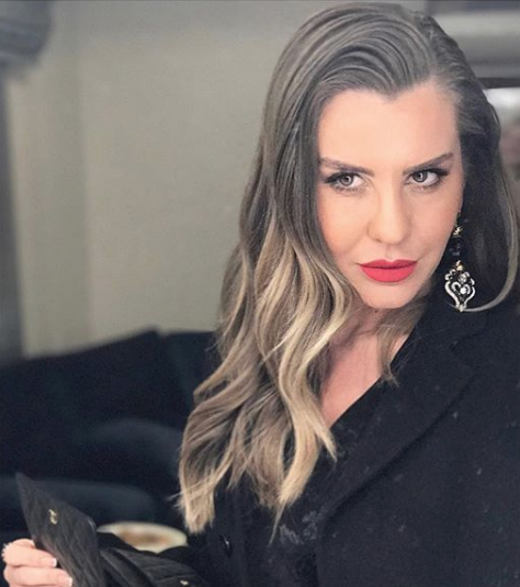 Eda Erol Alişan'a nispet öyle bir fotoğraf paylaştı ki dekolte yasaktı ama... - Resim: 1