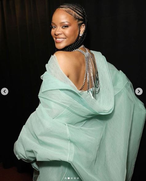 Rihanna albüm soran takipçisine sert tepki gösterdi! Dünyayı kurtarıyorum - Resim: 2