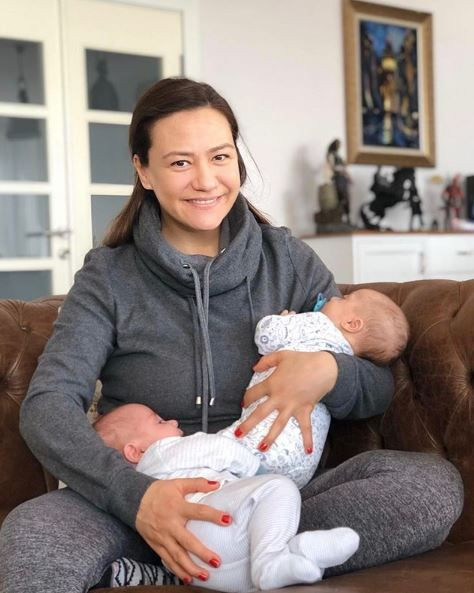 Ezgi Sertel ve eşi Ozan Çobanoğlu ilk defa ikizlerinin yüzlerini gösterdi! - Resim: 4