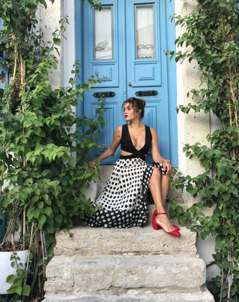 Hande Erçel Çeşme'de fena yakalandı bu ne hal böyle - Resim: 1