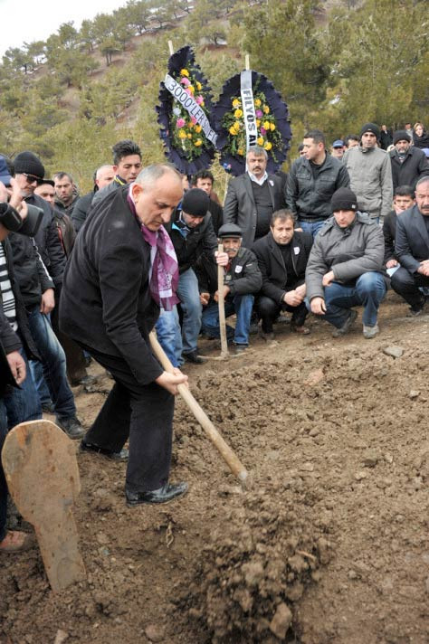 Albay Çiçek annesinin cenazesinde - Resim: 1