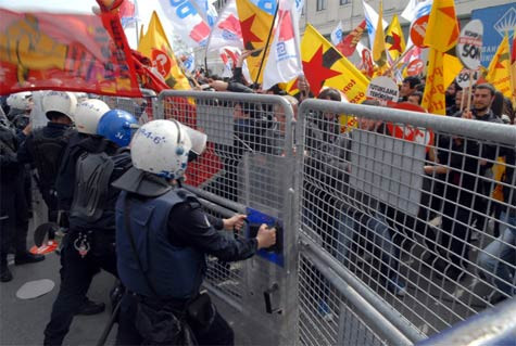 Göstericiler adliye binasına saldırdı! - Resim: 1