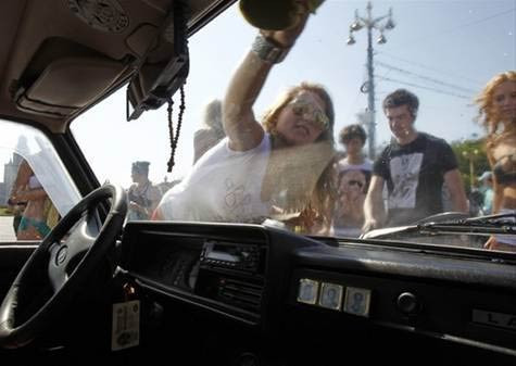 Bikini ile araba yıkama kampanyası - Resim: 1