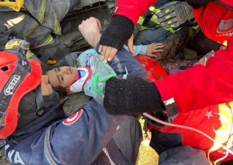 Enkaz altında 'Gül Beyaz Gül' şarkısını istedi, Zeynep Bastık Ayfer'e yardım eli uzattı! - Resim: 2