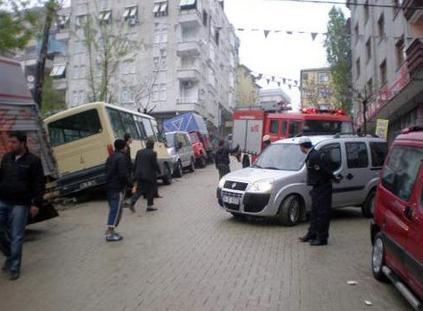 Yer yarıldı 30 araç içine girdi! - Resim: 1