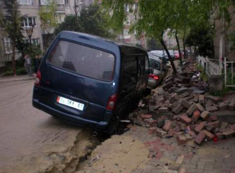 Yer yarıldı 30 araç içine girdi! - Resim: 3