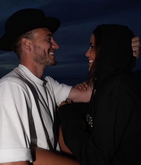 Bu fotoğraflar skandal! Ünlü futbolcu sevgilisiyle çırılçıplak - Resim: 2