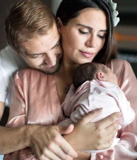 Şükran Ovalı ve Caner Erkin çiftinin kızlarının ilk fotoğrafı - Resim: 2