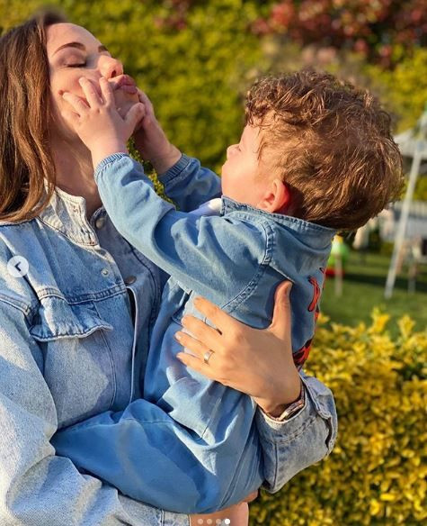 Fahriye Evcen oğlu Karan ile pozlarını paylaştı! Sosyal medya yıkıldı - Resim: 4