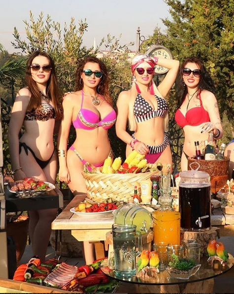 Kedicik Yasemin Kiriş dekoltesiyle olay yarattı meğer Arapça ve... - Resim: 2