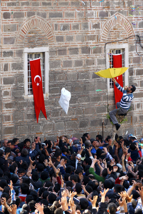 Hükümet ve muhalefeti mesir buluşturdu - Resim: 2