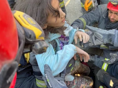 Enkaz altında 'Gül Beyaz Gül' şarkısını istedi, Zeynep Bastık Ayfer'e yardım eli uzattı! - Resim: 4