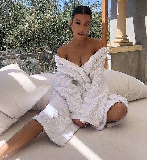 Eski eşinin sevgilisiyle tatile çıkmıştı! Kourtney Kardashian'dan çırılçıplak küvet pozu - Resim: 2