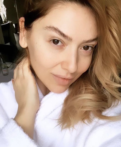 Hadise sütyensiz yatak pozunu paylaştı takipçilerinin ağzı açık kaldı - Resim: 1