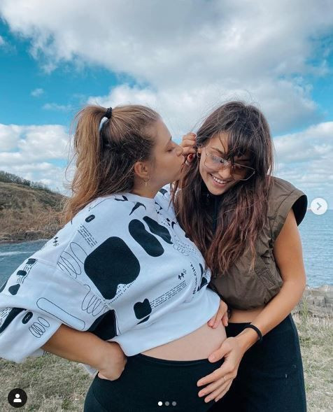 Hande Erçel ablası Gamze Erçel'in kızı Aylin Mavi ile ilk pozunu paylaştı! - Resim: 1