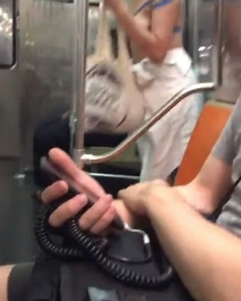 Kadın bir anda metroda soyunmaya başladı yolcular afallayıp kaldı - Resim: 3