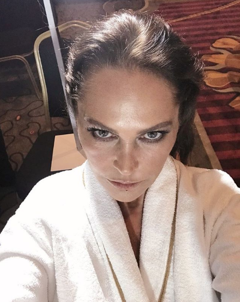 Kırmızı kombinezondan sonra bornozlu mini klip! Hülya Avşar sosyal medyayı salladı - Resim: 4