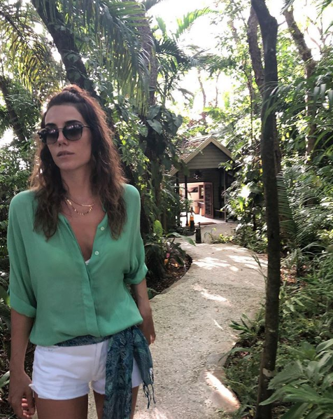 Cansu Dere'nin yaz güzelliği sosyal medyayı salladı! Mavi bikinisi olay oldu - Resim: 1