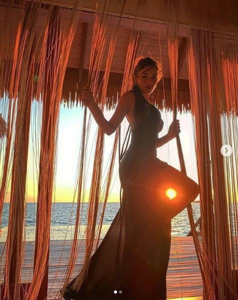 Hande Erçel derin yırtmaçlı elbisesiyle pozunu paylaştı Kerem Bürsin yorumladı - Resim: 2