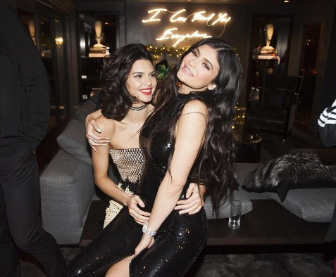 Kylie Jenner üstsüz video yayınladı yok böyle kutlama - Resim: 3