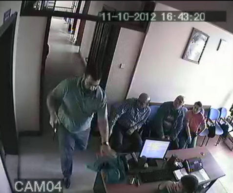 Belediye Başkanı'nı makamında vurdu - Resim: 1