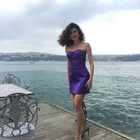 Nesrin Cavadzade takipçilerini hayran bıraktı! 'Mini' pozu olay oldu! - Resim: 3