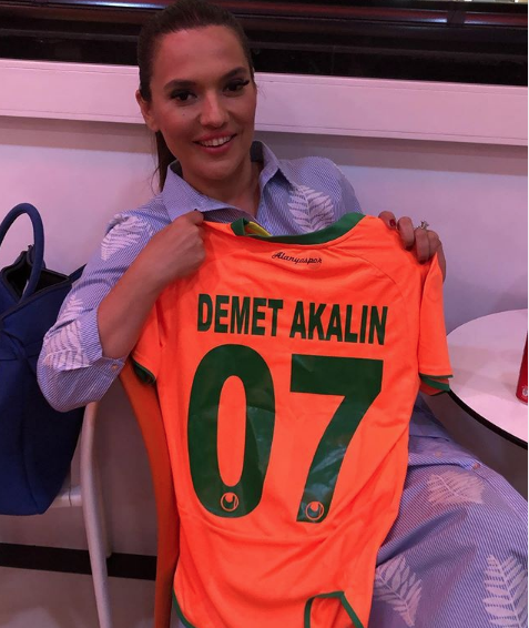 Demet Akalın siyasete mi atılıyor açıklaması sosyal medyayı salladı - Resim: 1