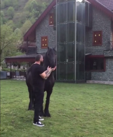 Lüks hayatıyla dikkat çekiyor kimdir bu Çerkez Cengiz? - Resim: 3