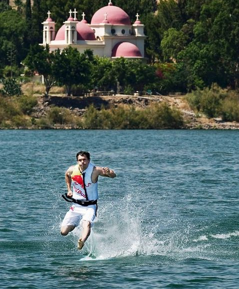 Hz. İsa gibi denizde yürüdü - Resim: 1