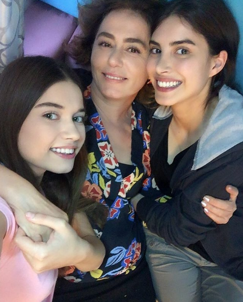 Fazilet Hanım ve Kızları Ece Afra Saraçoğlu'na bakın Adriana Lima'nın kopyası! - Resim: 3