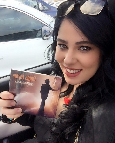 Ferdi Tayfur'ın kızı Tuğçe bir şarkı söyledi alem yıkıldı - Resim: 1