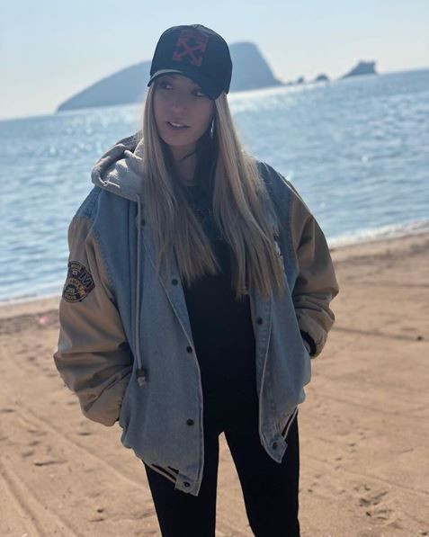 Yasmin Erbil iç çamaşırsız dekolteli yatak pozuyla yine gündeme oturdu! - Resim: 4