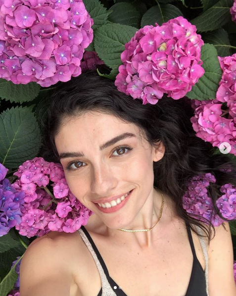 Hazar Ergüçlü yeni saç rengiyle olay oldu! Tanımakta zorluk çeken takipçileri şoka uğradı - Resim: 1