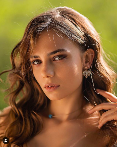 Sınırları zorlayan göğüs dekoltesi olay! Zalim İstanbul'daki Bahar Şahin çoştu - Resim: 1