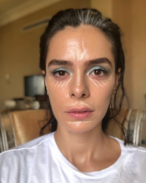 Kadın dizi setinde Özge Özpirinçci'nin beyaz saç krizi! Doğallığından vazgeçmedi - Resim: 4