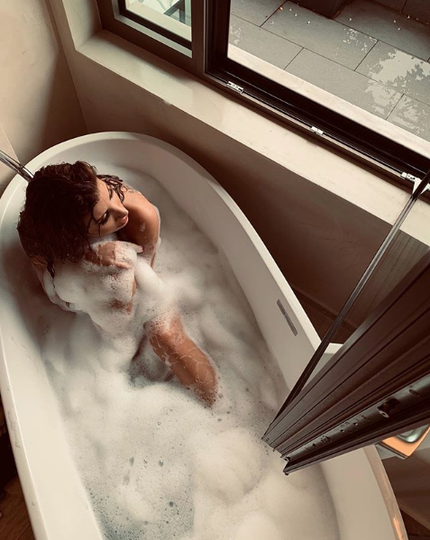 İrem Derici'nin köpükler içinde küvet pozu sosyal medyaya damga vurdu - Resim: 3