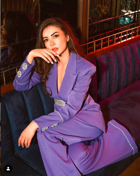 Afili Aşk'taki Ayşe'si kalça dekoltesini fazla kaçırdı Burcu Özberk'e tepki yağdı! - Resim: 1