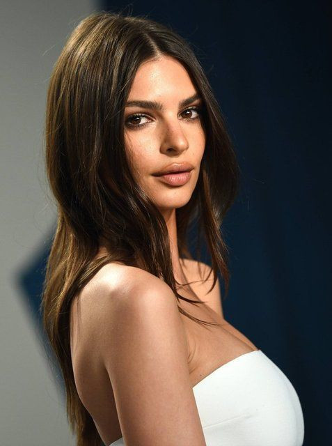 Emily Ratajkowski'nin transparanla imtihanı! Ne yapsa fayda etmedi içi göründü! - Resim: 1