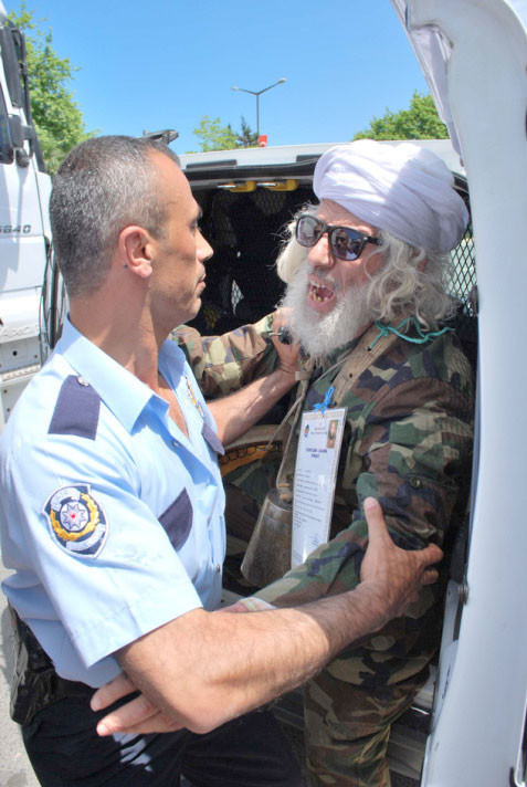 Polise kılıçla saldırdı - Resim: 4