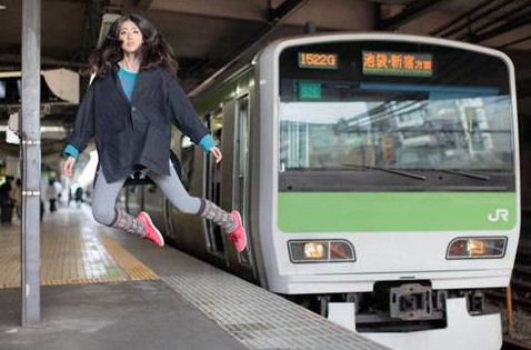 Uçan kız görenleri şoke etti - Resim: 2