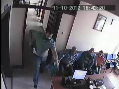 Belediye Başkanı'nı makamında vurdu - Resim: 3