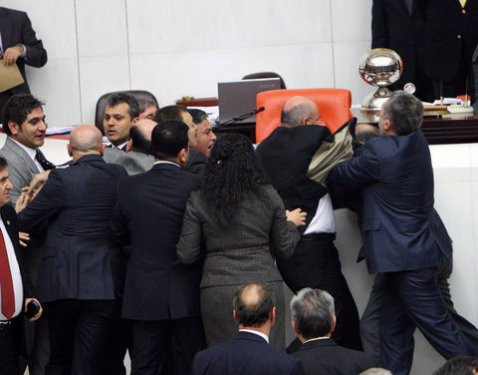 Meclis'te yumruk yumruğa kavga! - Resim: 4